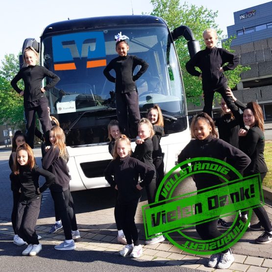 Die WSC-Cheerleader mit ihrem Meisterschaftsbus