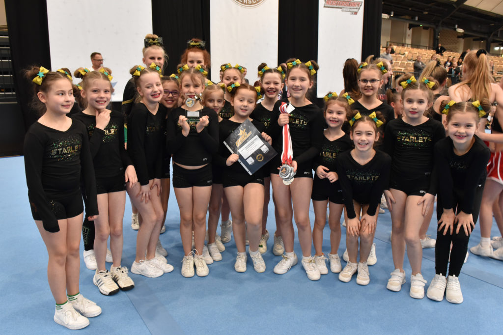 Unsere zuckersüßen WSC Starlets YoungStars sicherten sich bei der LM 2019 Platz 3 im Peewee Level 0 und quaifizierten sich ebenfalls für die Regionalmeisterschaft.

Foto: Olaf Heessel